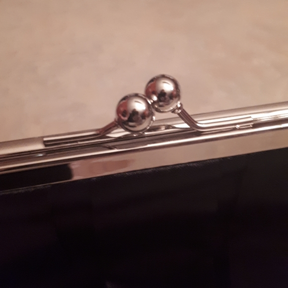 VINTAGE CAROLINA HERRERA CLUTCH - Picture 2 of 8